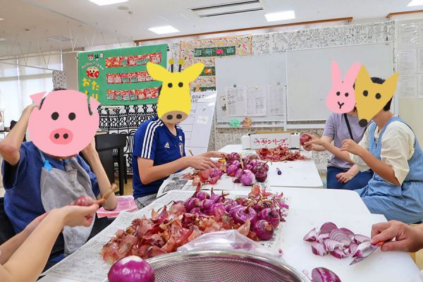 収穫した玉ねぎの皮むき